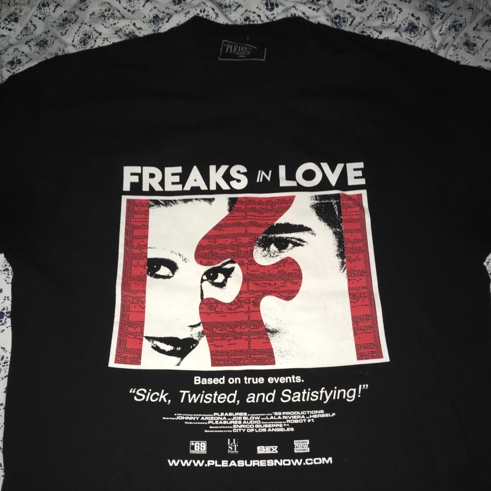 Freaks in love pleasures t shirt